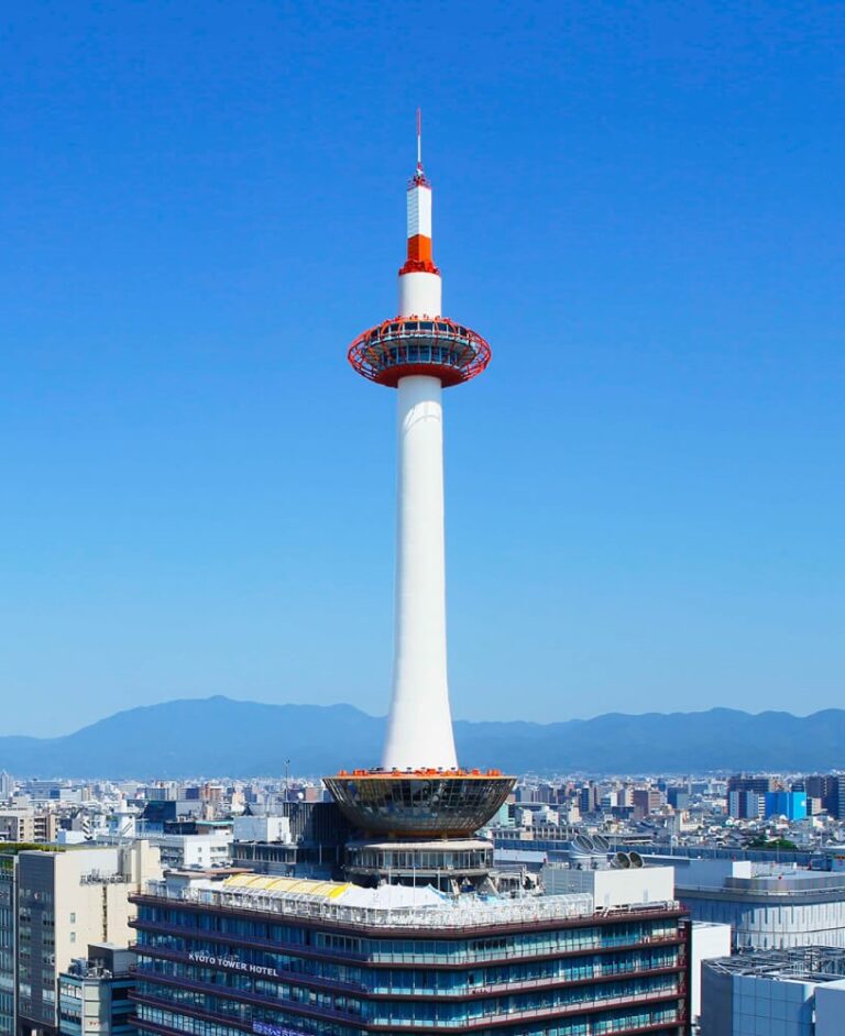 京都のランドマークの一つ 地上100メートルの展望室から市内を眺める《京都タワー》