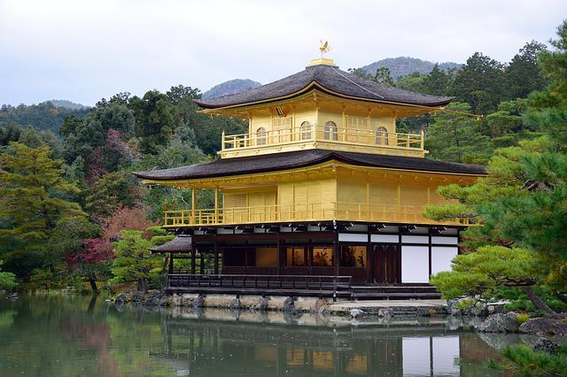 一度は訪れたい金色の世界遺産